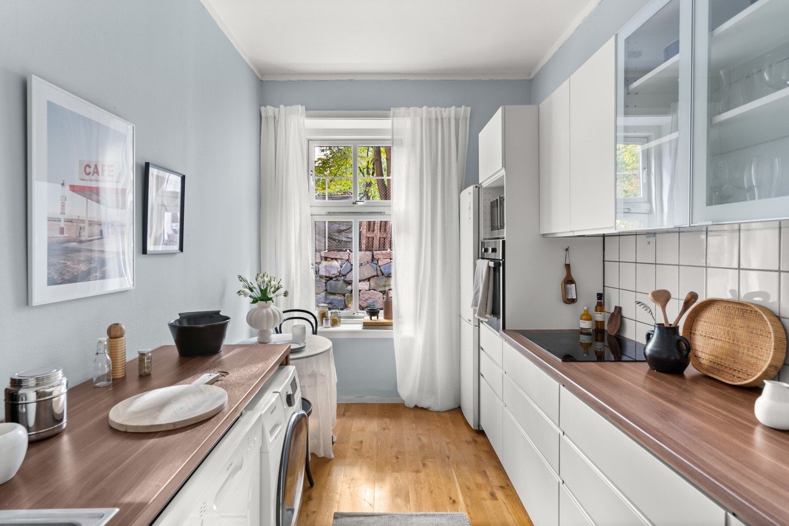 Det flotte kjøkkenet har god kombinasjon av benke- og oppbevaringsplass. Galleribilde