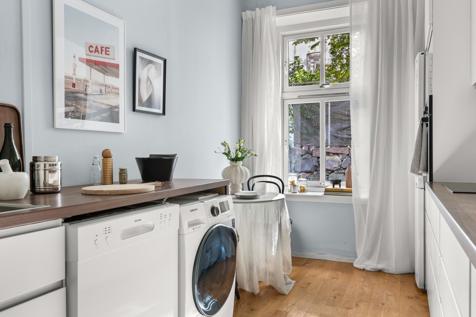 Her er det opplegg for vaskemaskin, induksjonstopp og stekeovn. Galleribilde