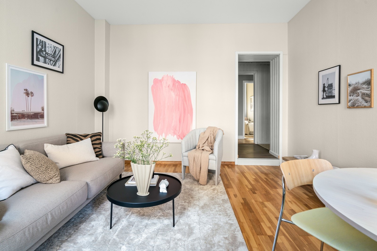 Lys og luftig stue med en herlig fargepalett på veggene. Enkelt å innrede etter eget ønske. Galleribilde