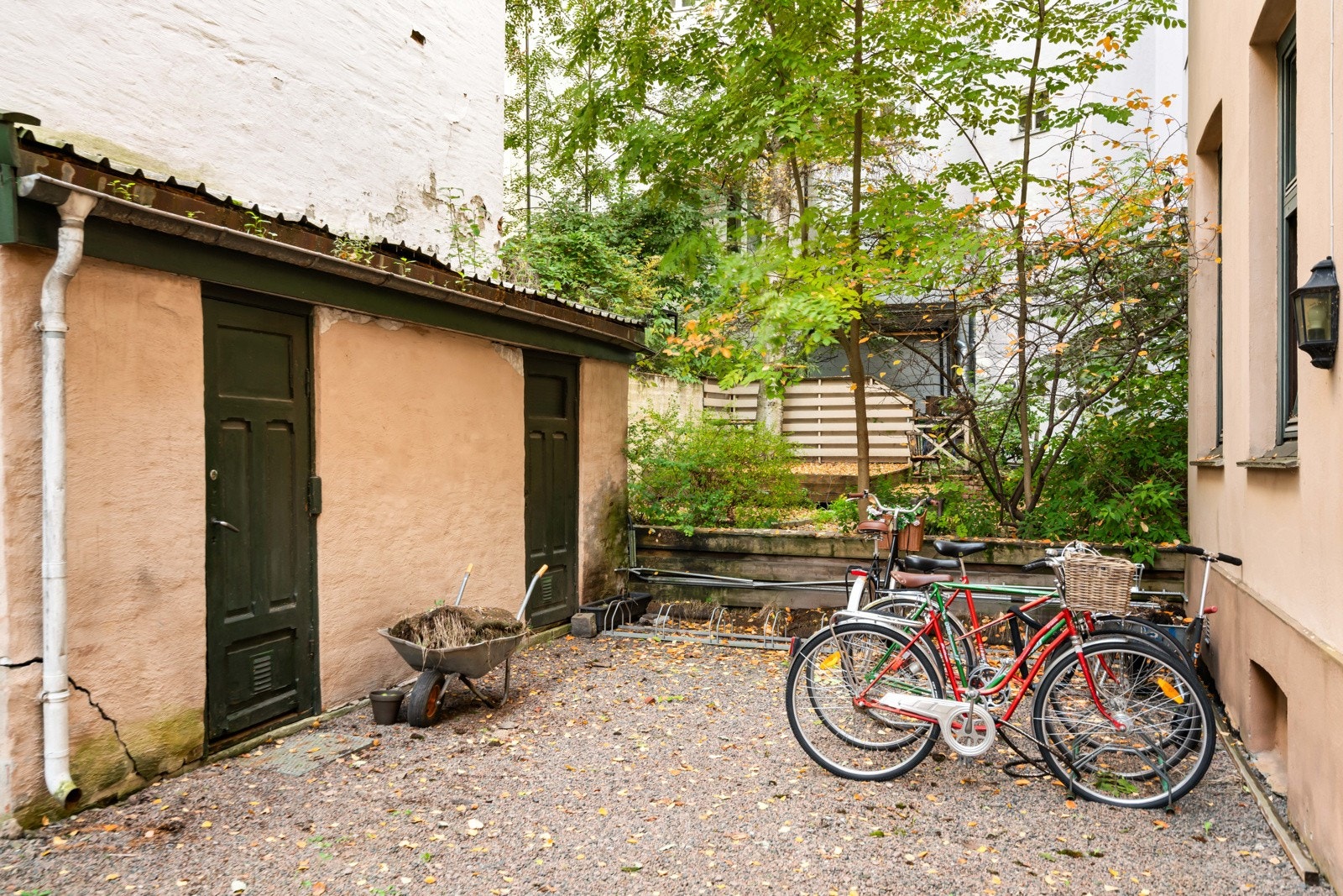 Lukket og pent gårdsrom med sykkelparkering. I dette nabolaget vil både barn, unge voksne og eldre trives godt. Enkel adkomst til leiligheten fra bakgården. Galleribilde