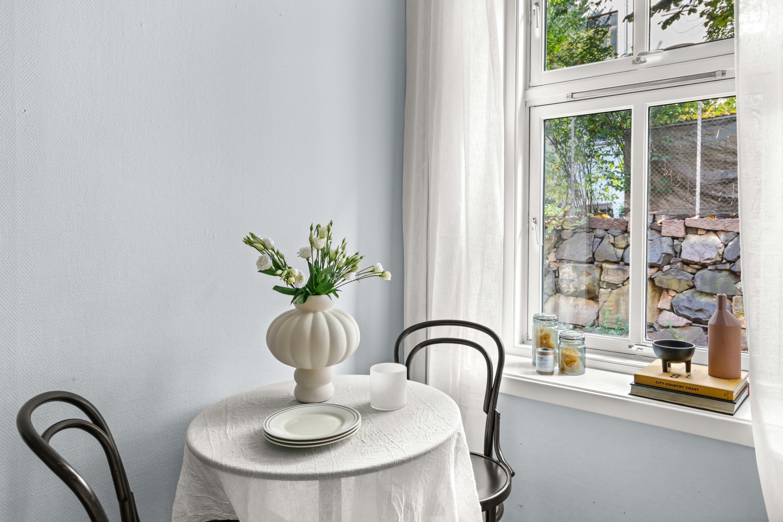 Rommet slipper inn rikelig med naturlig sollys. Galleribilde