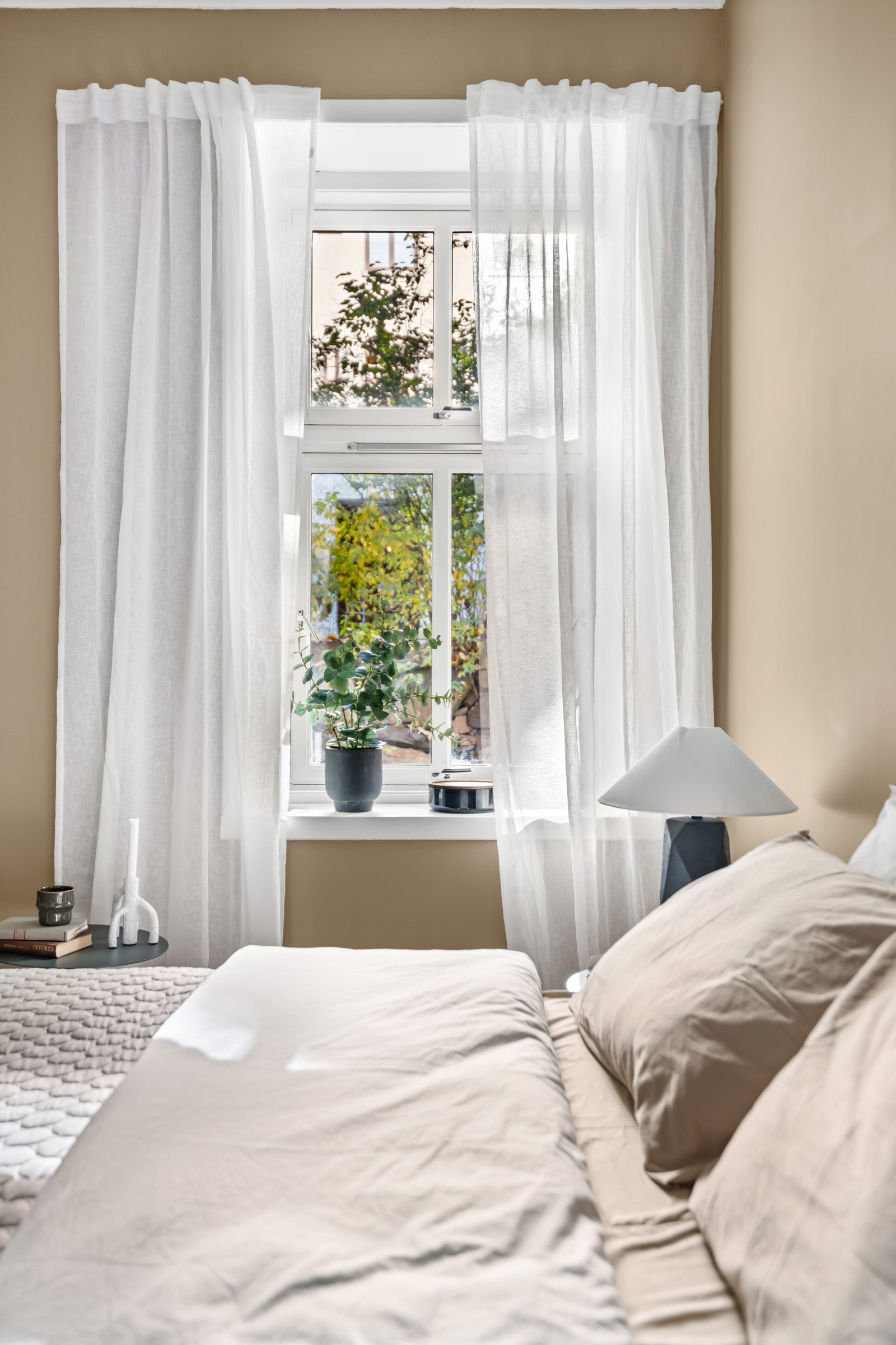 Begge soverommene vender i sin helhet mot bakgården. Galleribilde