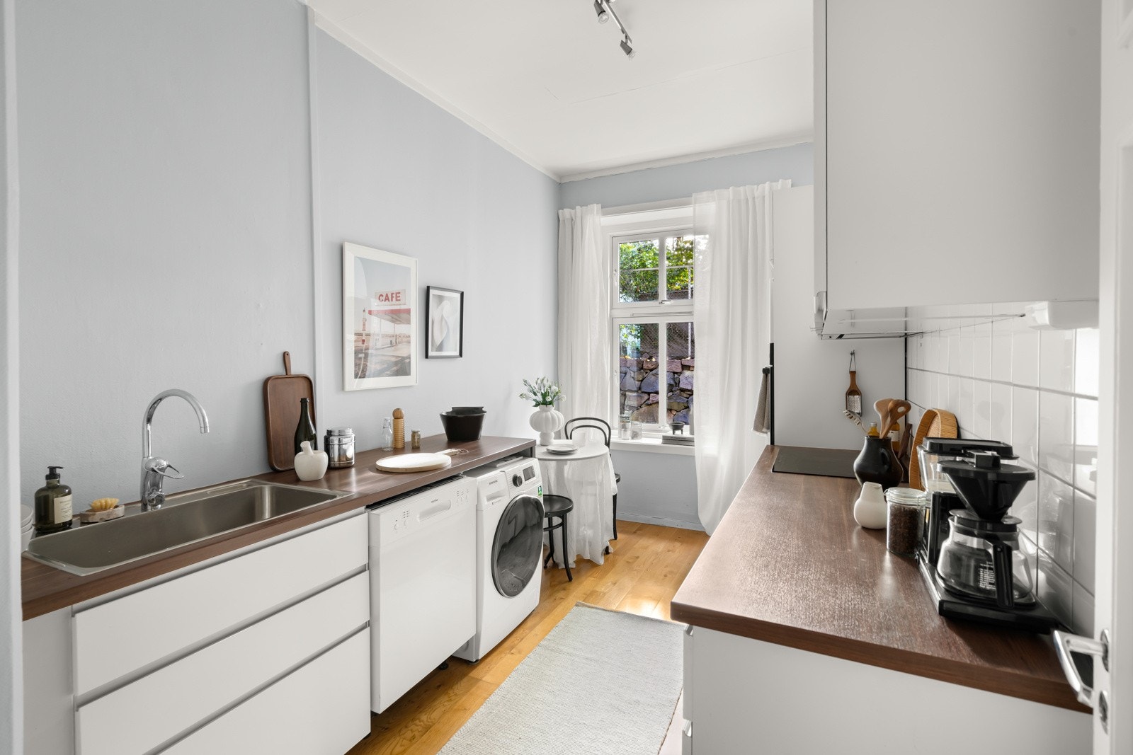 Kjøkkenet ligger i en separat løsning til stuen. Galleribilde