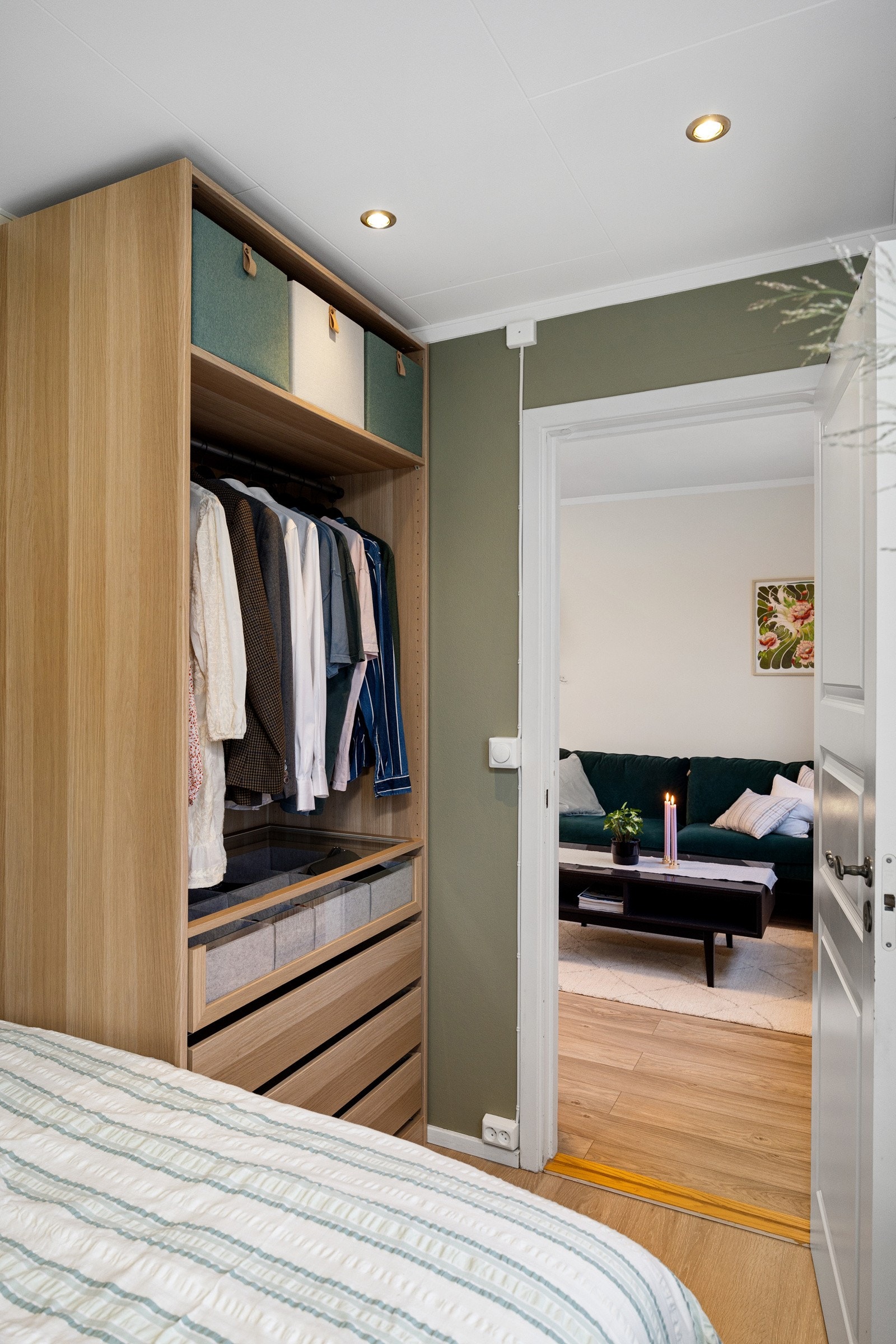 Godt med oppbevaringsplass i garderobeskap. Galleribilde