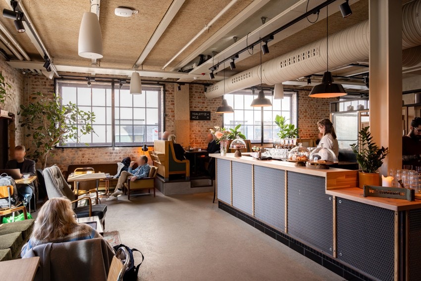 Carls er områdets nye storstue med blant annet restaurant, kafè og vinbar. Galleribilde