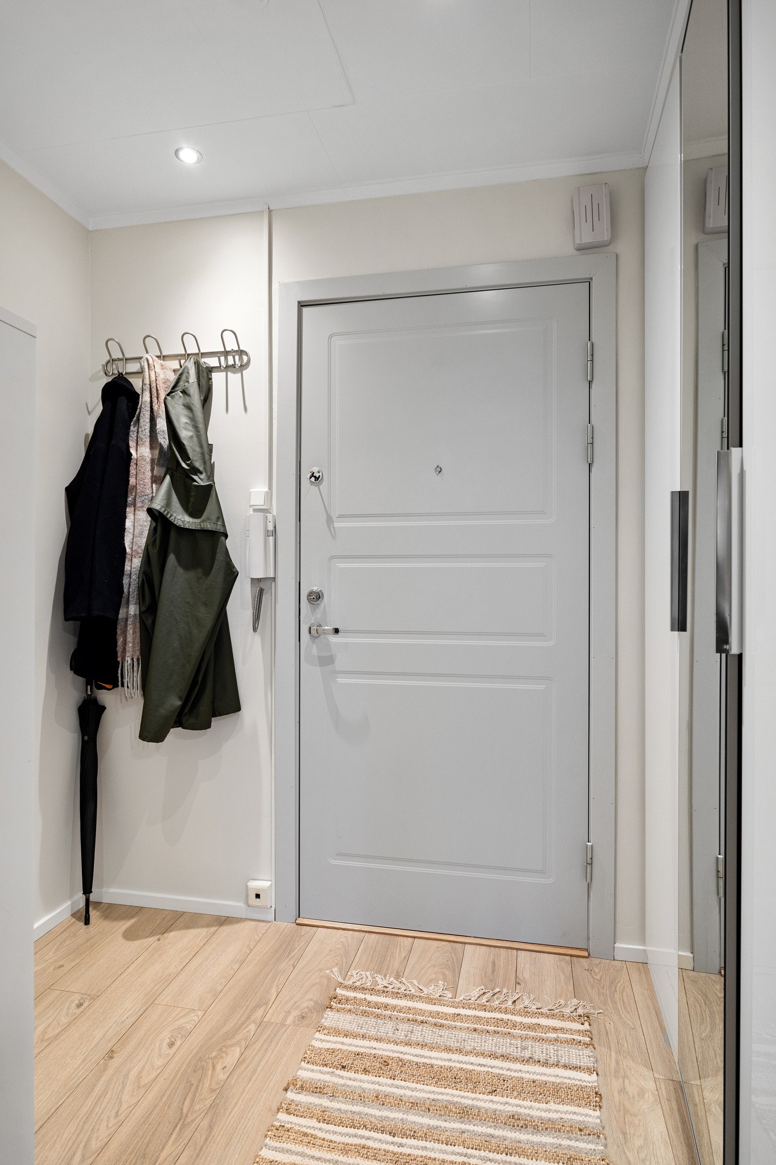 Lys og innbydende entré med plass til å henge fra yttertøy. Galleribilde