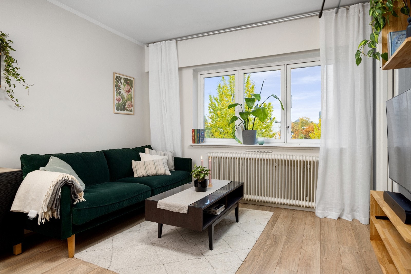 Lys og romslig stue med store vindusflater. Galleribilde