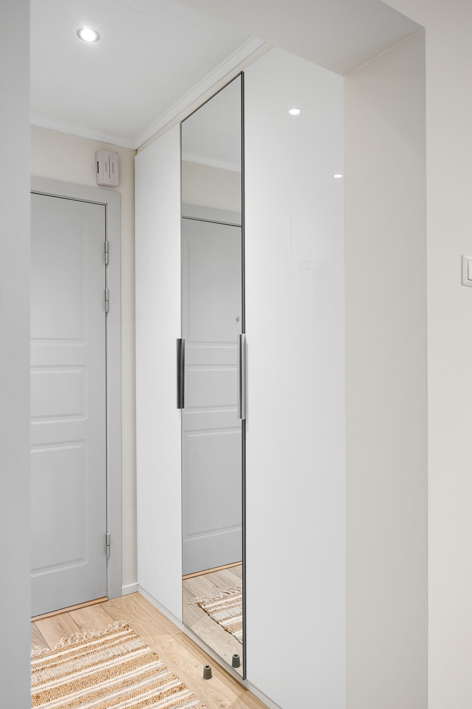 Her har du ekstra oppbevaringsplass i garderobeskap. Galleribilde