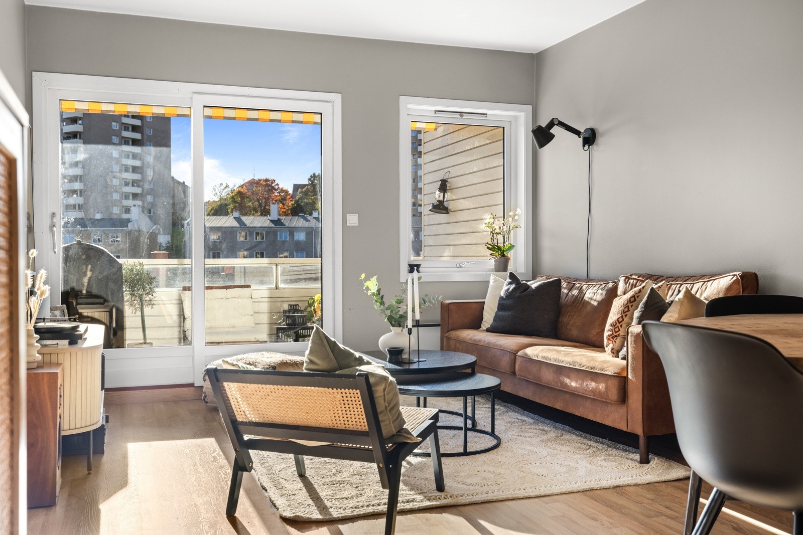 Stuen er et meget pent oppholdsrom, med godt lysinnslipp via et vindu og en stor skyvedør i front Galleribilde