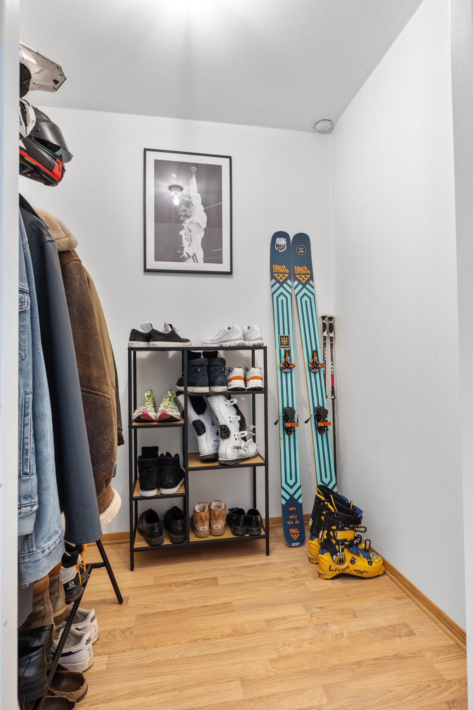 Ved entreen finner man både et kott og en hendig bod - perfekt for oppbevaring av ytterøy og utstyr Galleribilde