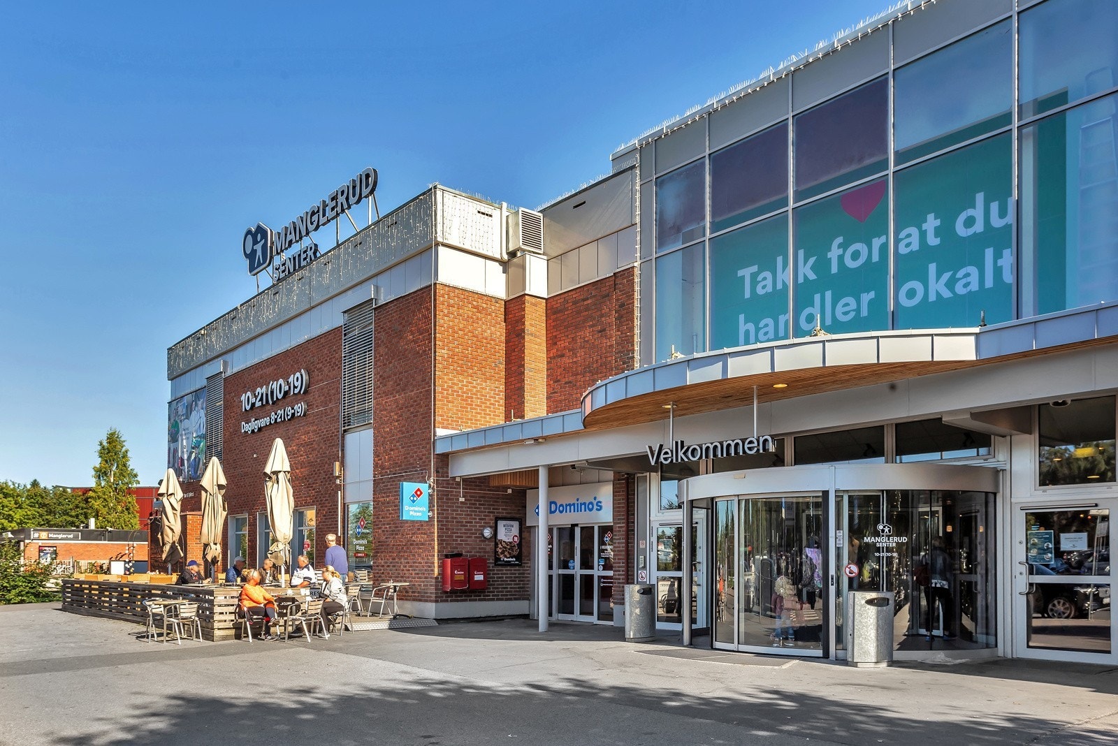 Manglerud senter har et totaltilbud av varer og tjenester med blant annet apotek, frisør og vinmonopol Galleribilde