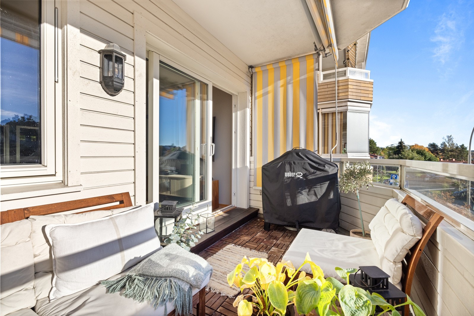 Utenfor stuen har leiligheten en overbygd balkong på ca. 6 kvm, med fint utsyn over nærområdet Galleribilde