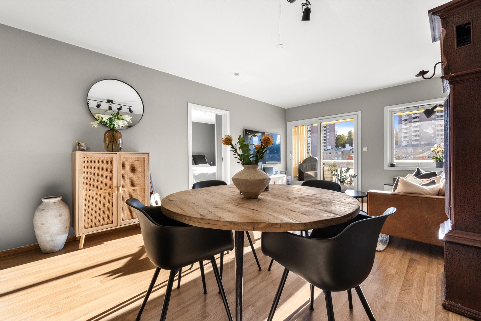 Stuen innredes enkelt med både spisebord og sofagruppe - uten at det oppleves rotete Galleribilde