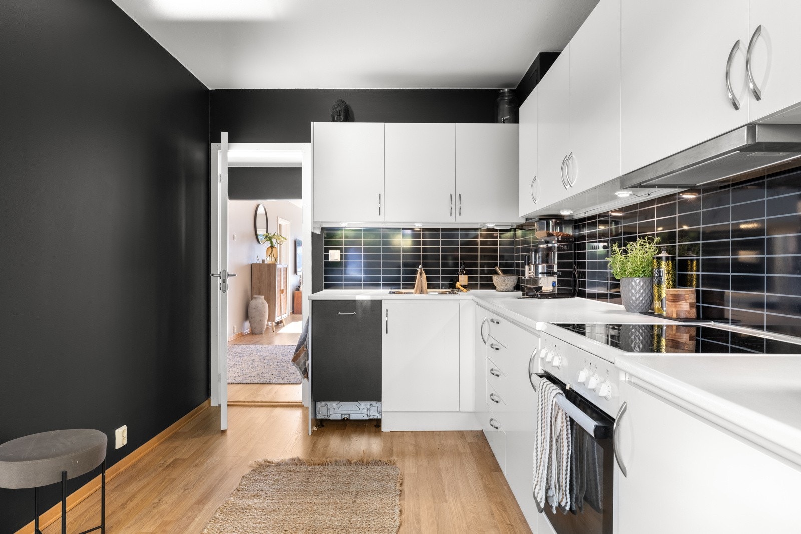 Kjøkkenet har opplegg for oppvaskmaskin og avsatt plass til komfyr Galleribilde