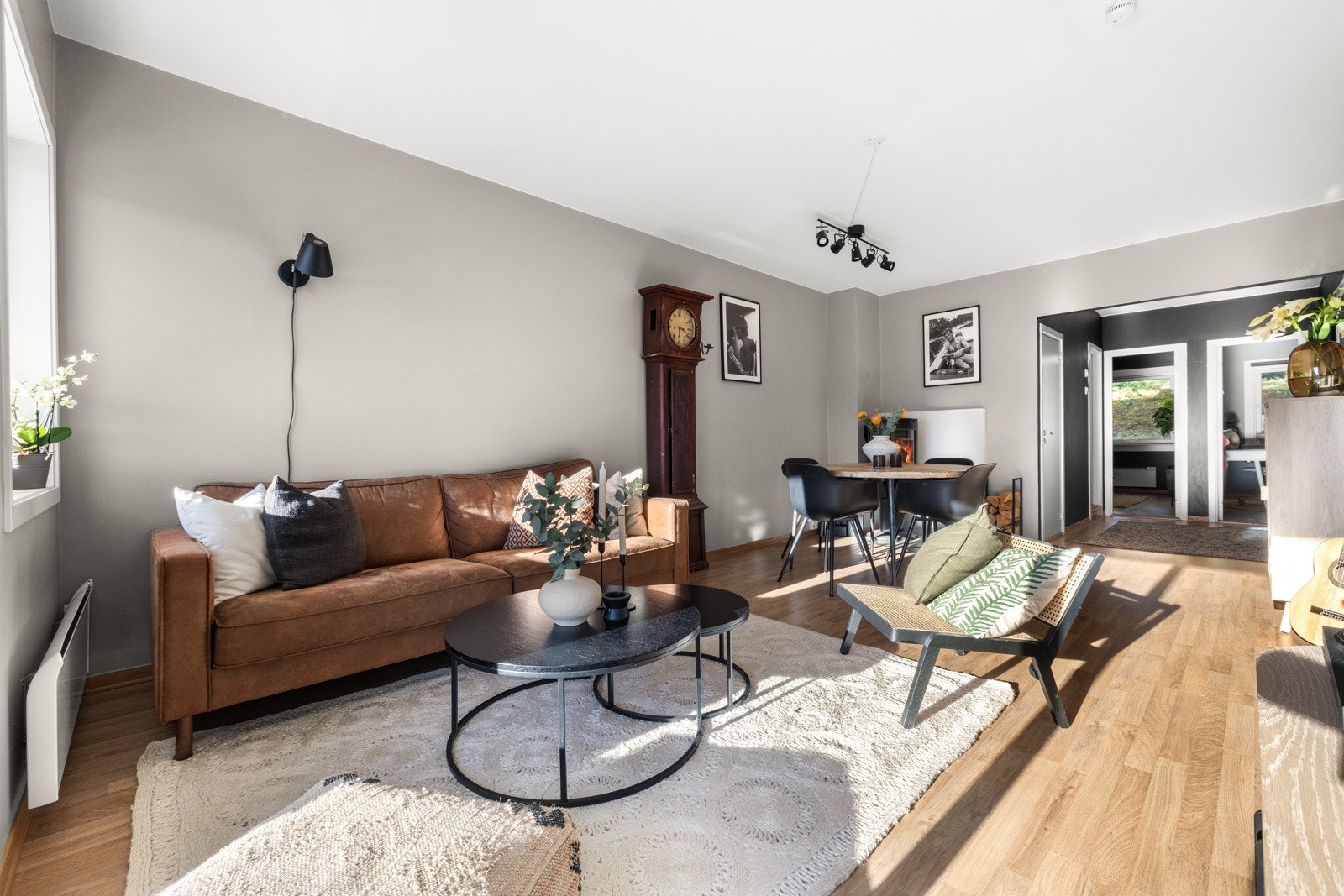 Laminat på stuegulvet står godt til veggflater malt i en dus og delikat gråtone Galleribilde