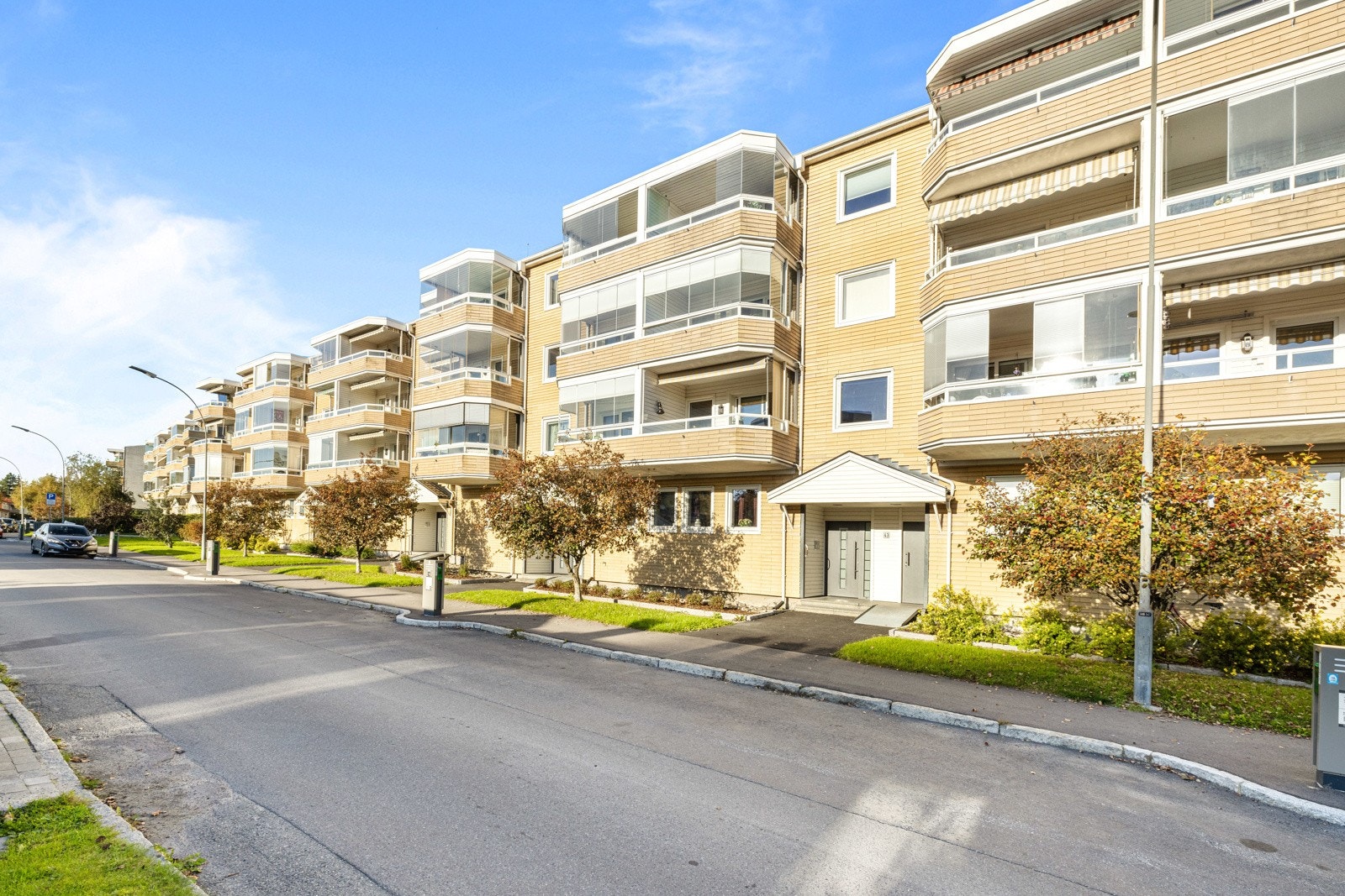 Fellesområdet ble fornyet i 2015 og er opparbeidet med store grøntarealer, sittegrupper, diverse beplantning, asfalterte gangveier og lekeapparater for de minste Galleribilde