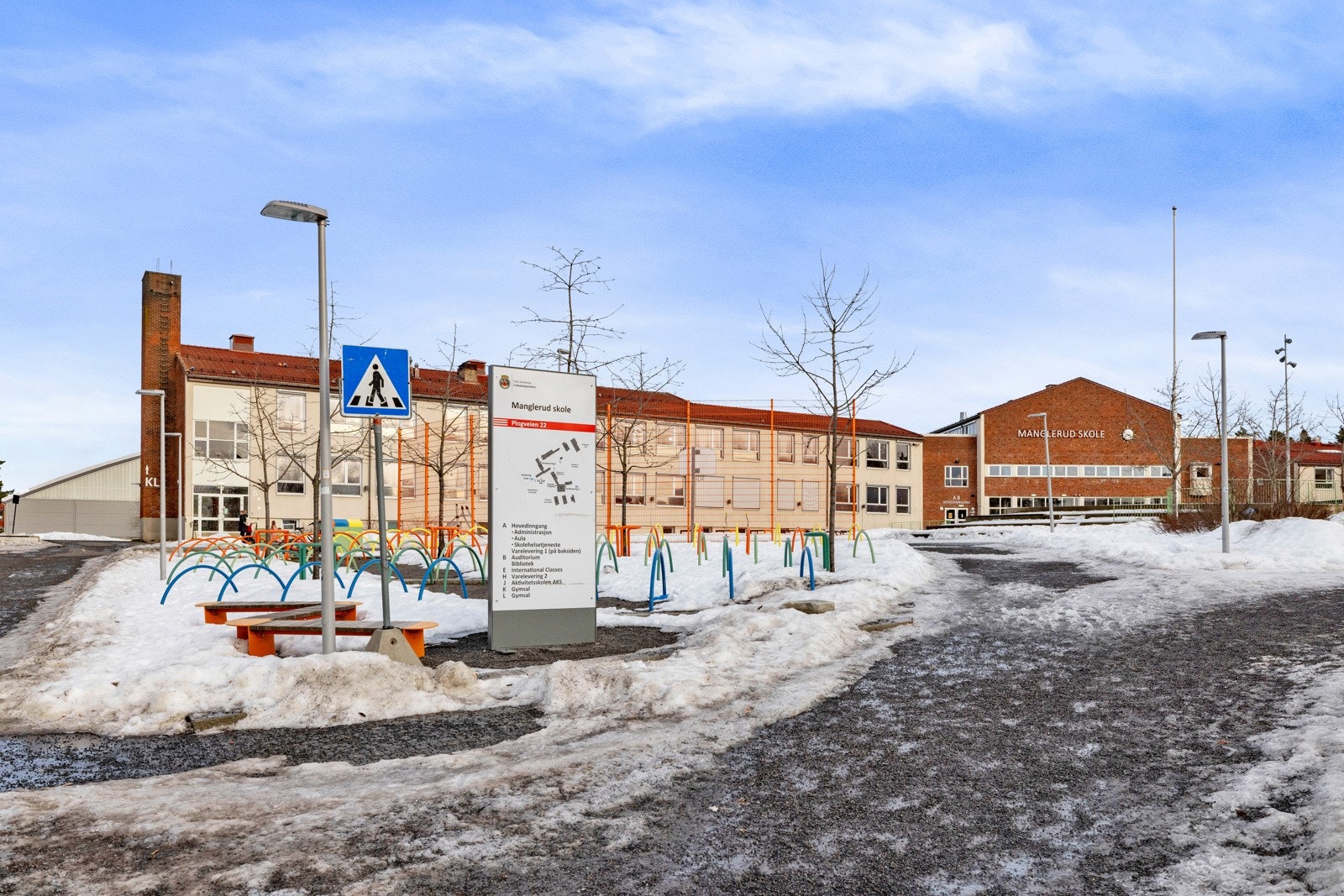 Fra leiligheten er det ca. 15 minutters gange til Manglerud barne- og ungdomsskole - skolen tilbyr internasjonal læreplan! Galleribilde