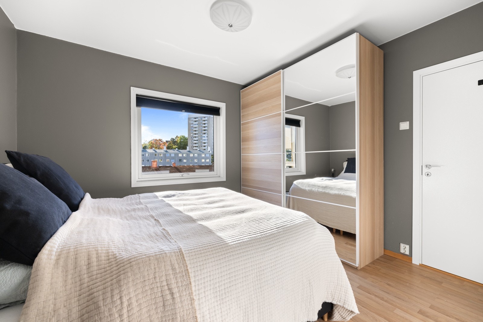 Stor skyvedørsgarderobe med dels speilfronter Galleribilde