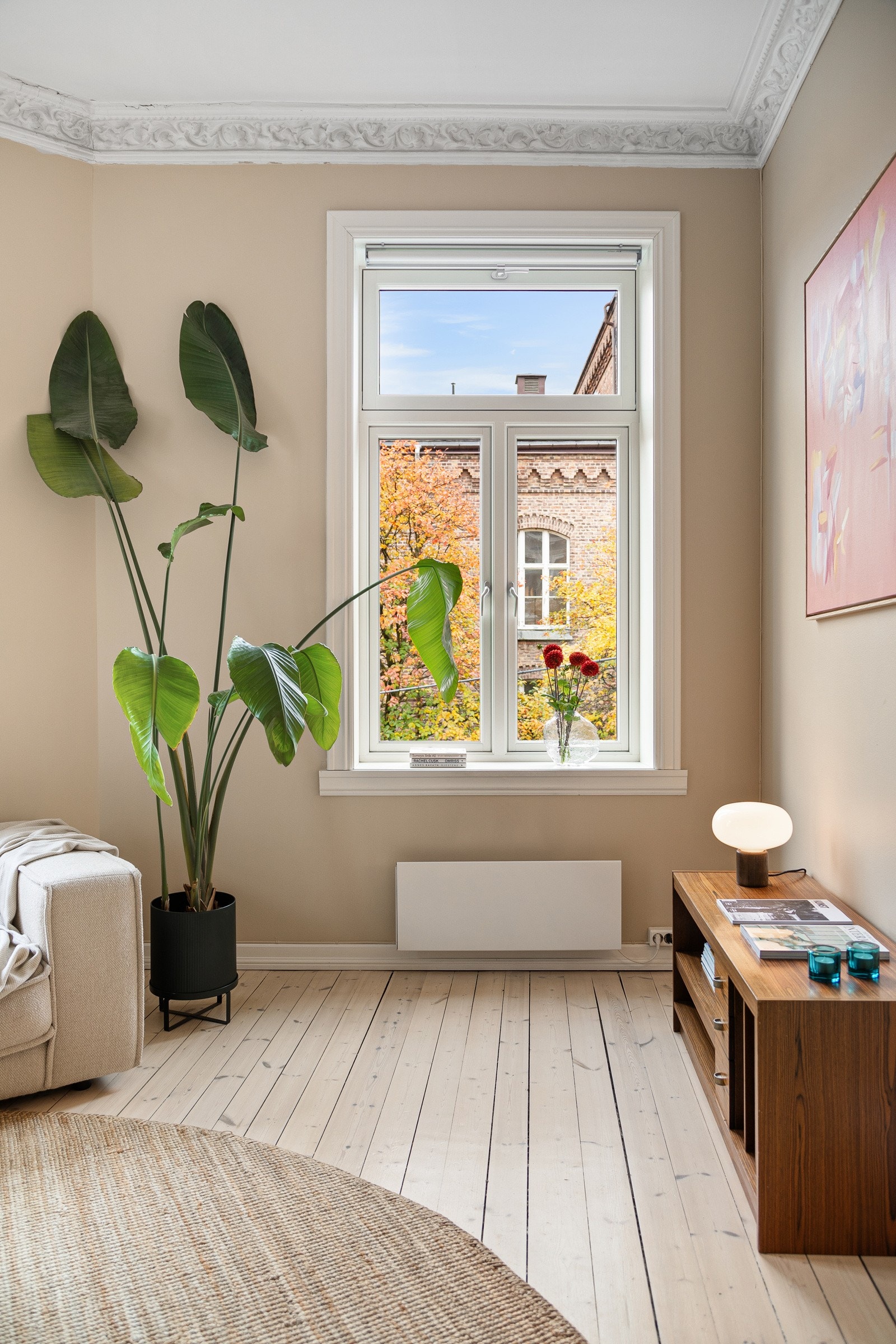 Leiligheten ligger i en nydelig, klassisk bygård som opprinnelig er fra 1899, men ble omfattende rehabilitert i 2001 Galleribilde
