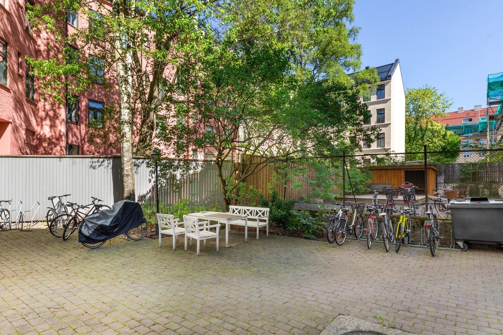 Bakgården fremstår som lekker med steinbelagte arealer, beplantning, sittegrupper, sykkelparkering m.m. Galleribilde