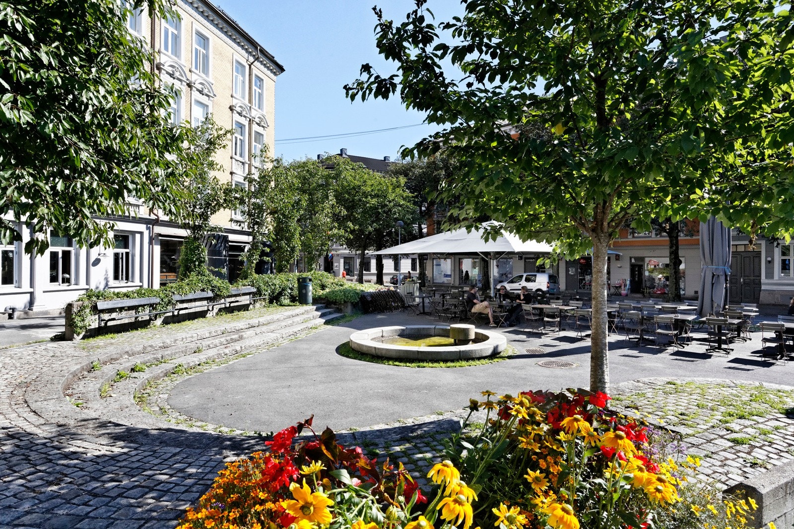 Populære Grisen med sin solrike uteservering ligger kun et meget kort spasertur unna Galleribilde