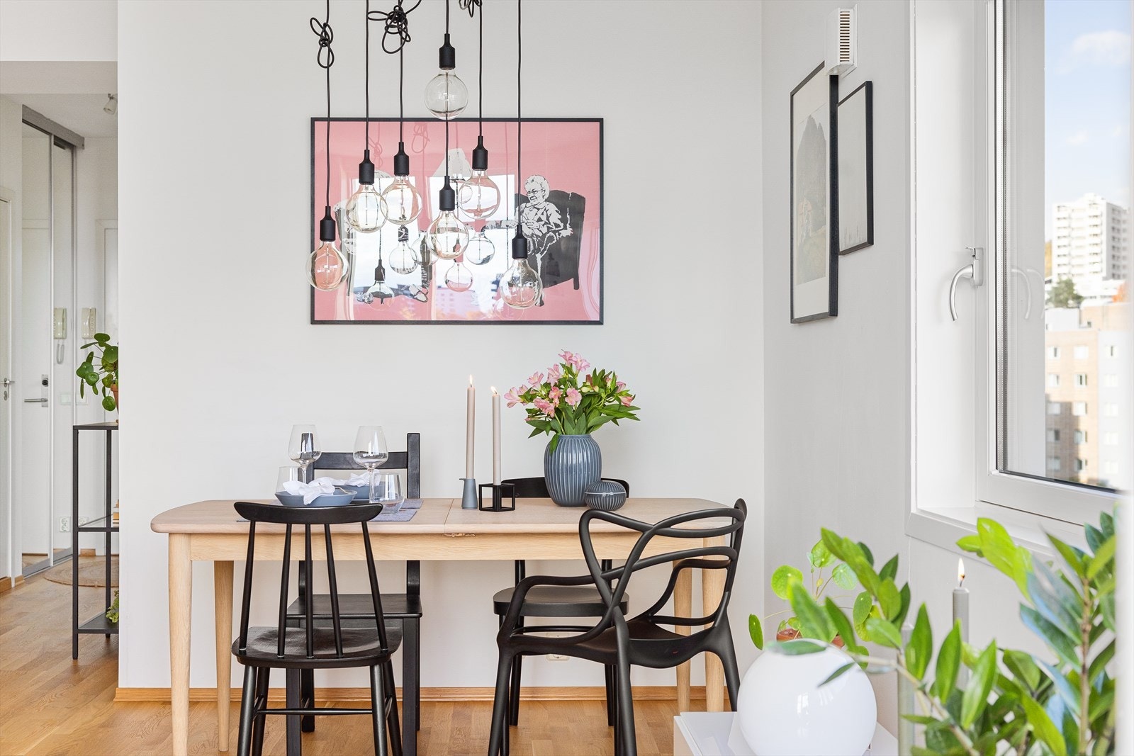 I stuen er det plass til et hyggelig spisebord, noe som gir rom for gjester på besøk. Galleribilde
