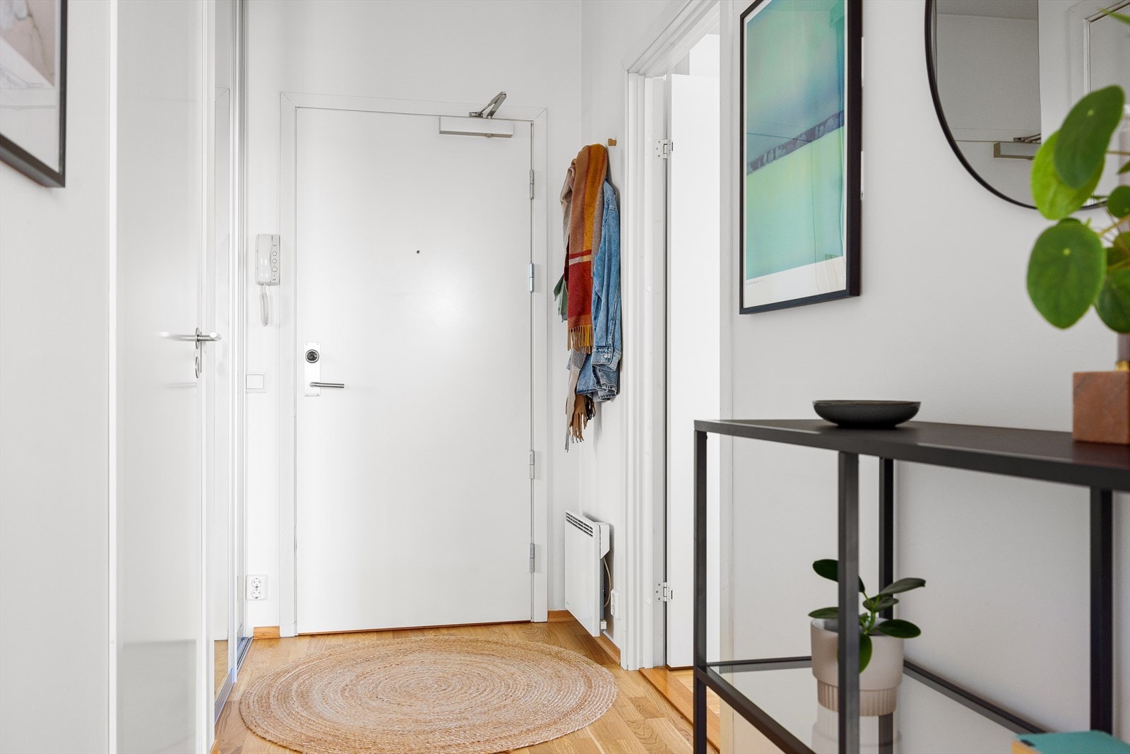 Leiligheten har en lys og innbydende entré som skaper et umiddelbart godt førsteinntrykk. Her kan du enkelt henge i fra deg yttertøy og sette i fra deg sko. Galleribilde