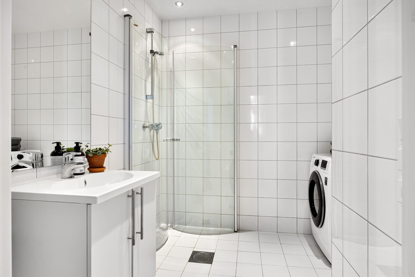 Pent flislagt baderom med downlights i himlingen og gulvvarme. Galleribilde