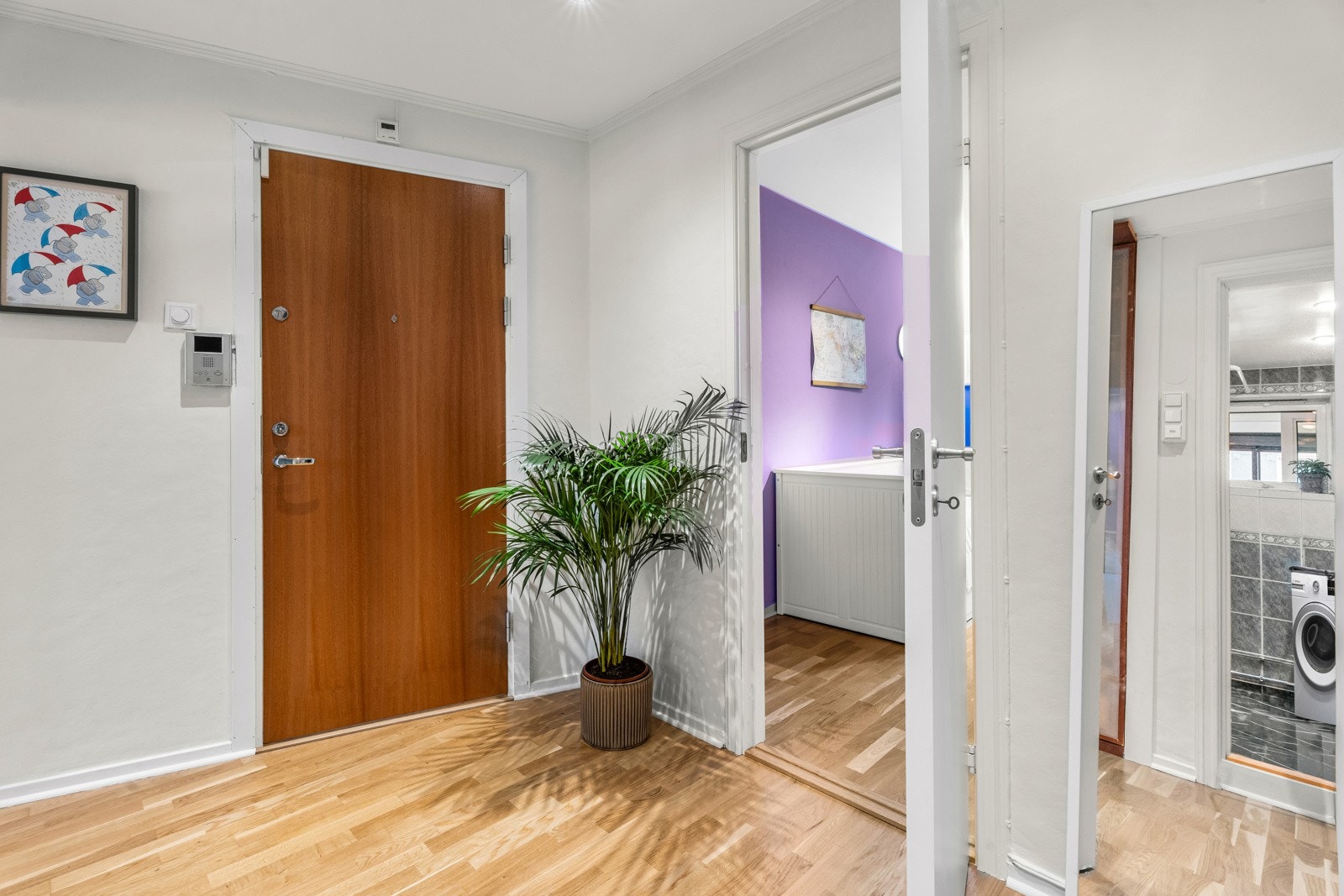 Entréen er romslig og har stor garderobe for oppbevaring av yttertøy Galleribilde