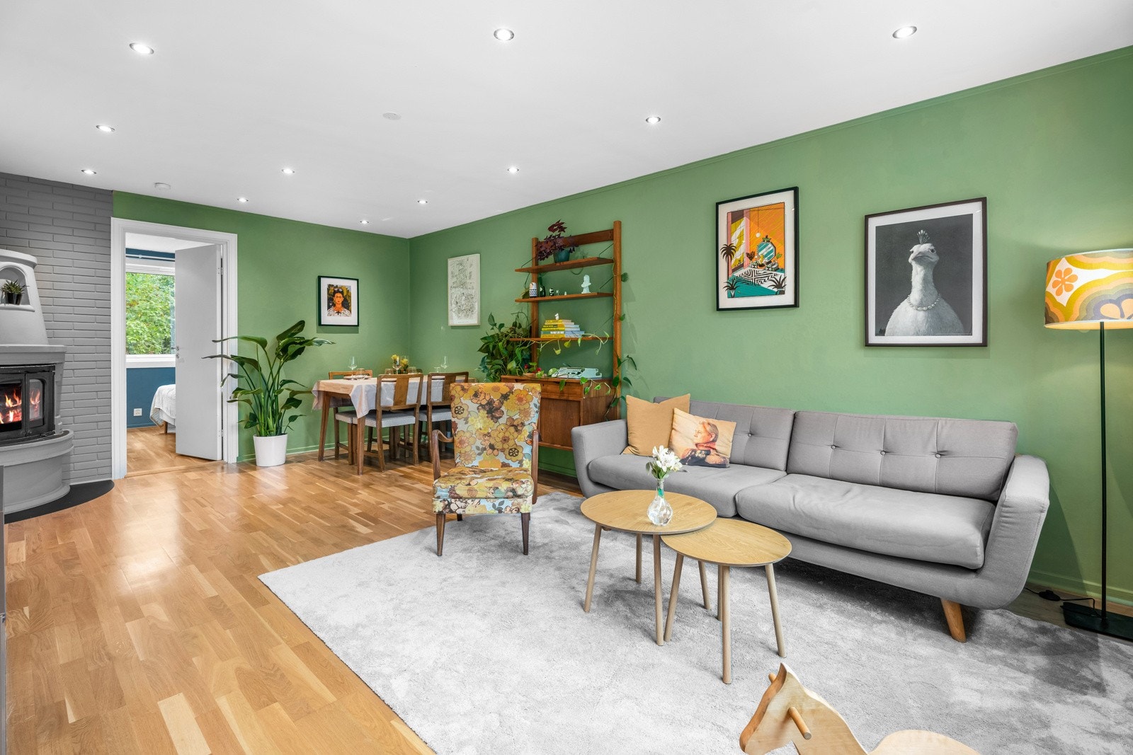 Stuen har en naturlig oppdeling av soner for sofagruppe og spiseplass Galleribilde