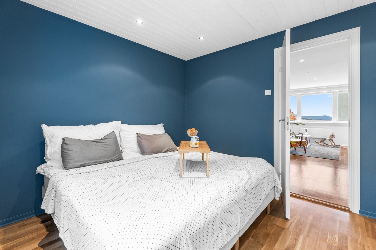 Rommet har god plass for dobbeltseng med tilhørende møblement Galleribilde