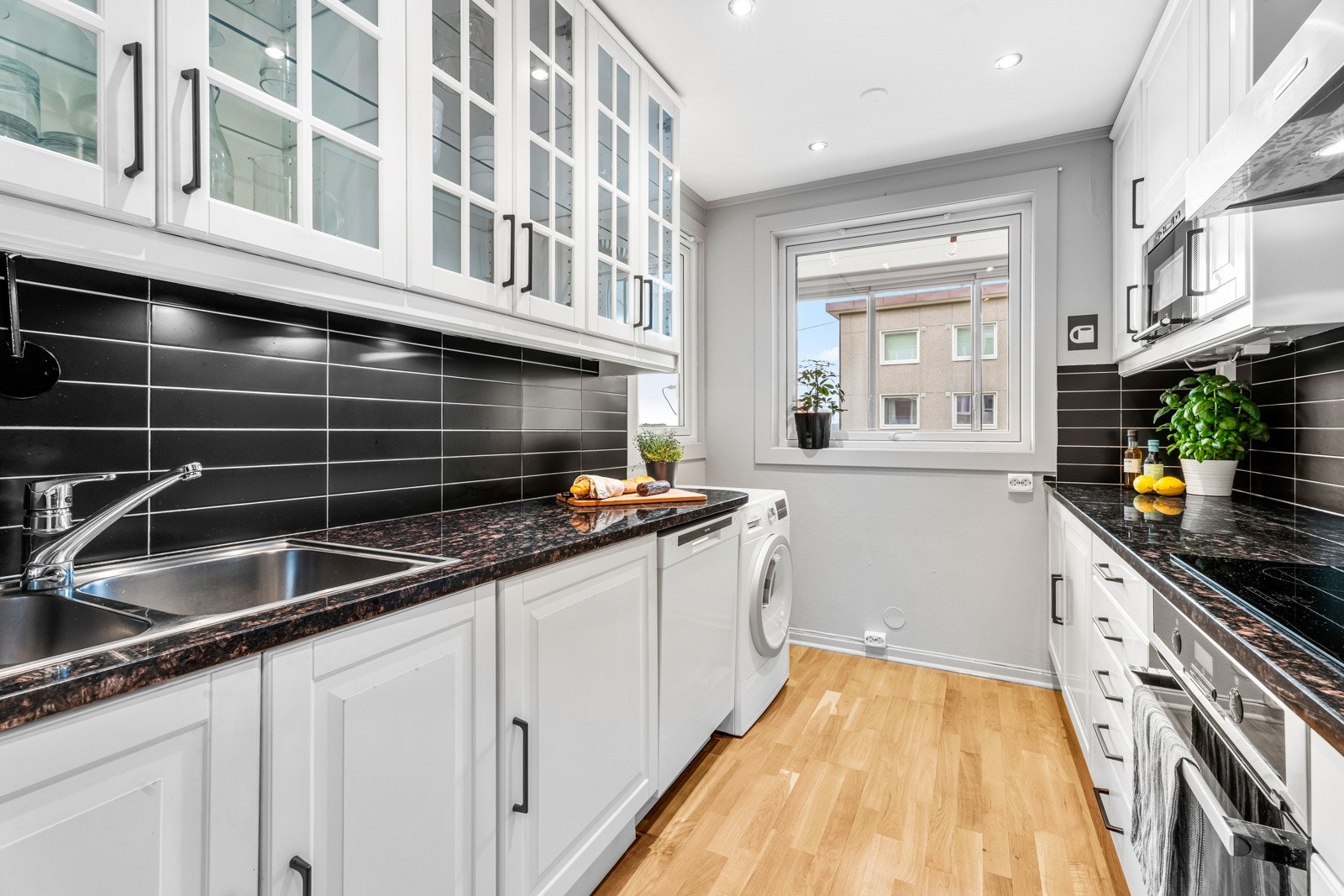 Kjøkkenet er et tidløst utseende og god belysning fra himling og under overskap Galleribilde