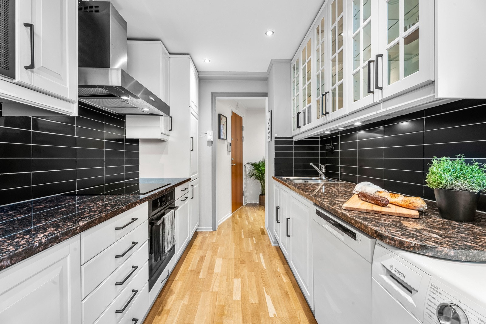 Det er integrerte hvitevarer og god skap- og benkeplass. Benkeplate av stein. Galleribilde