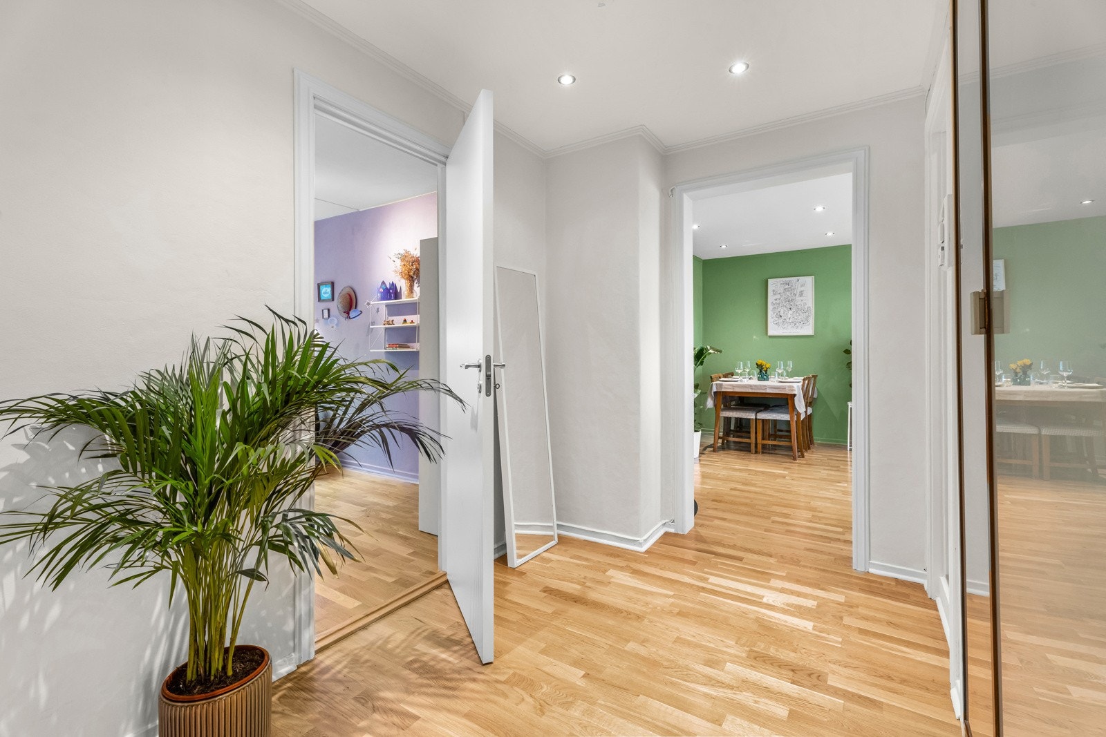 Adkomst til stue, soverom og baderom fra entréen Galleribilde