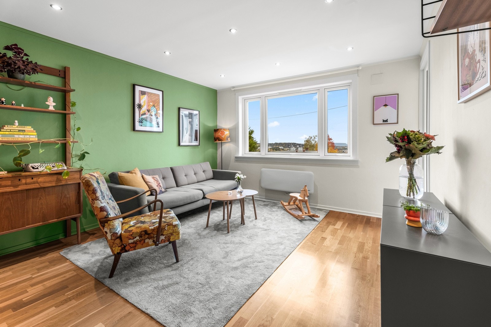 Stuen blir belyst fra vindusflater og dowlights i himling Galleribilde