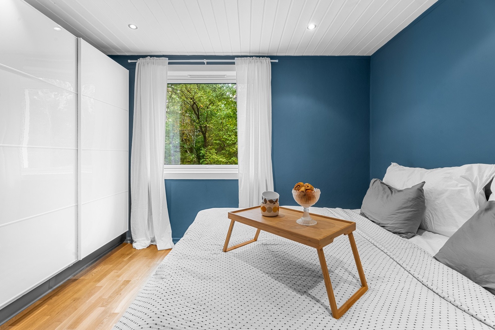 Hovedsoverommet har stor garderobe med god plass for oppbevaring av klær Galleribilde