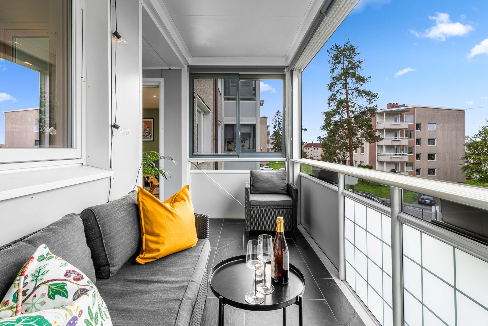 Romslig og vestvendt balkong på ca. 11 m² Galleribilde