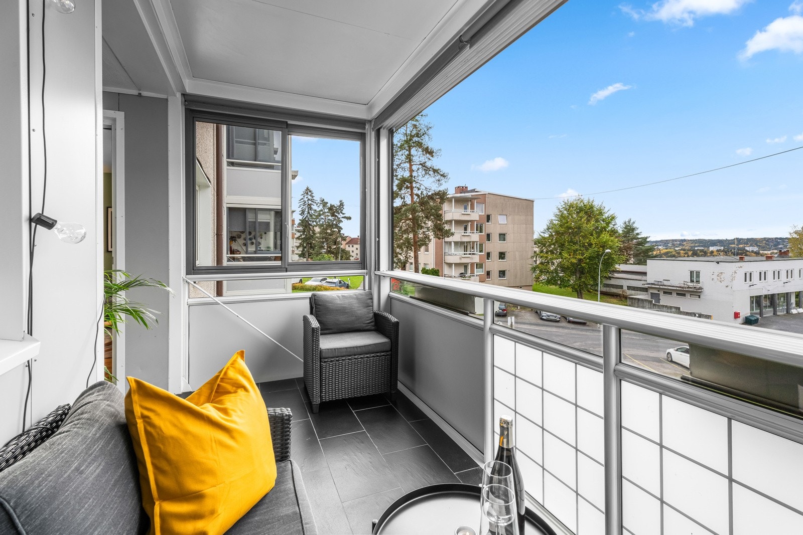 Balkongen er på ca. 11 m² og har gode solforhold Galleribilde