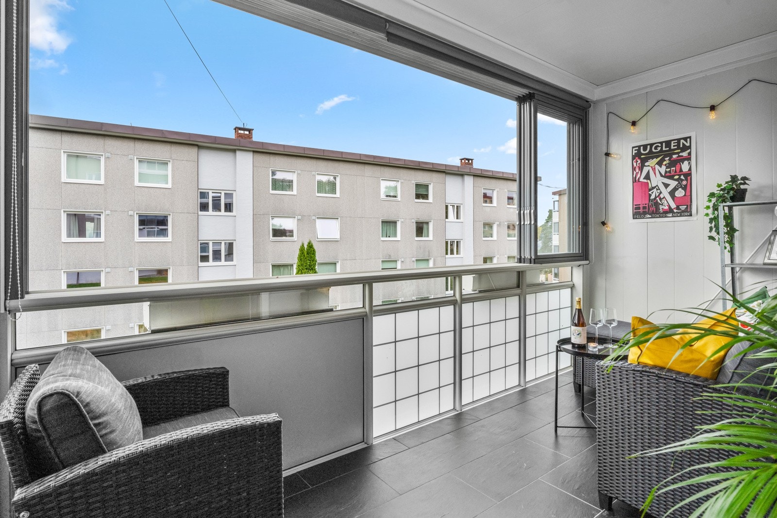 Romslig balkong med fliser på gulv Galleribilde