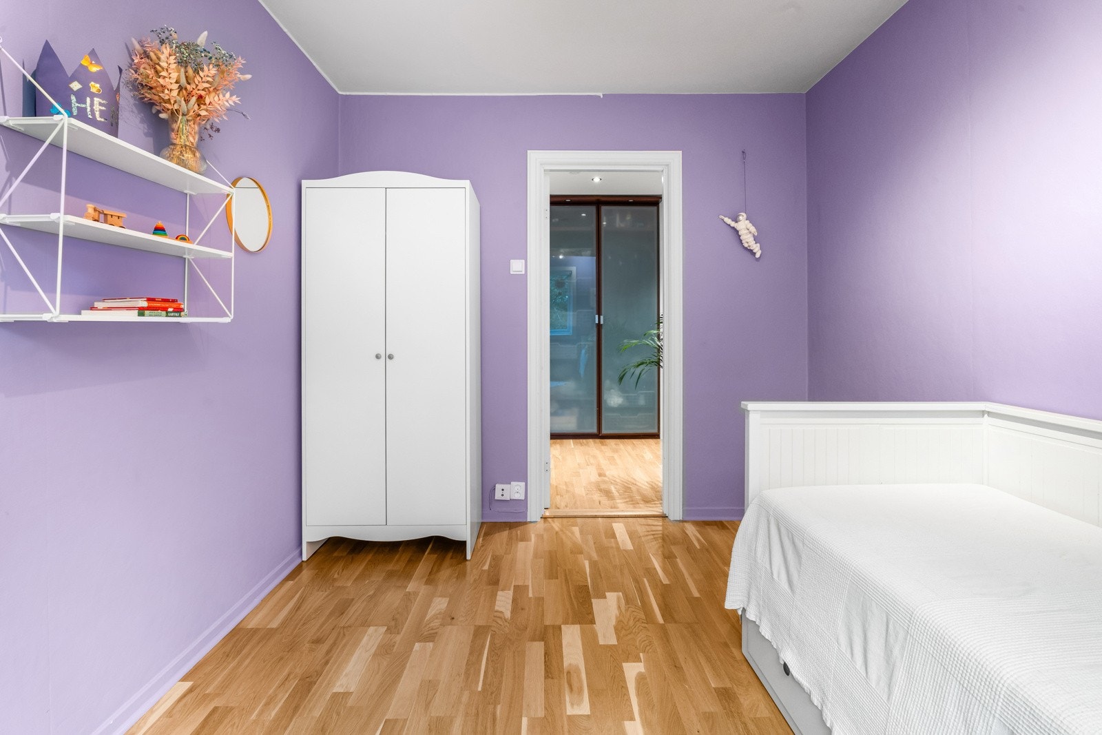 Soverommet har god plass for garderobeskap og annet møblement etter ønske og behov Galleribilde