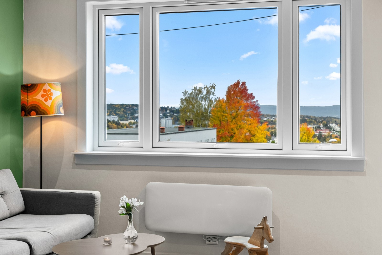 Hyggelig utsyn mot bydelen fra leilighetens stue. Nye vinduer i 2019 som holder godt på varmen. Galleribilde