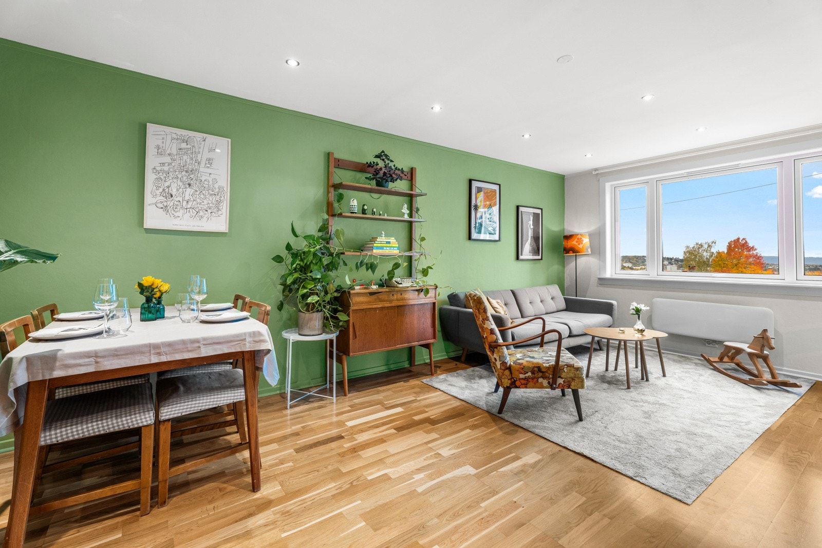 Leiligheten har 3-stavs eikeparkett på gulver og glatte malte veggflater Galleribilde