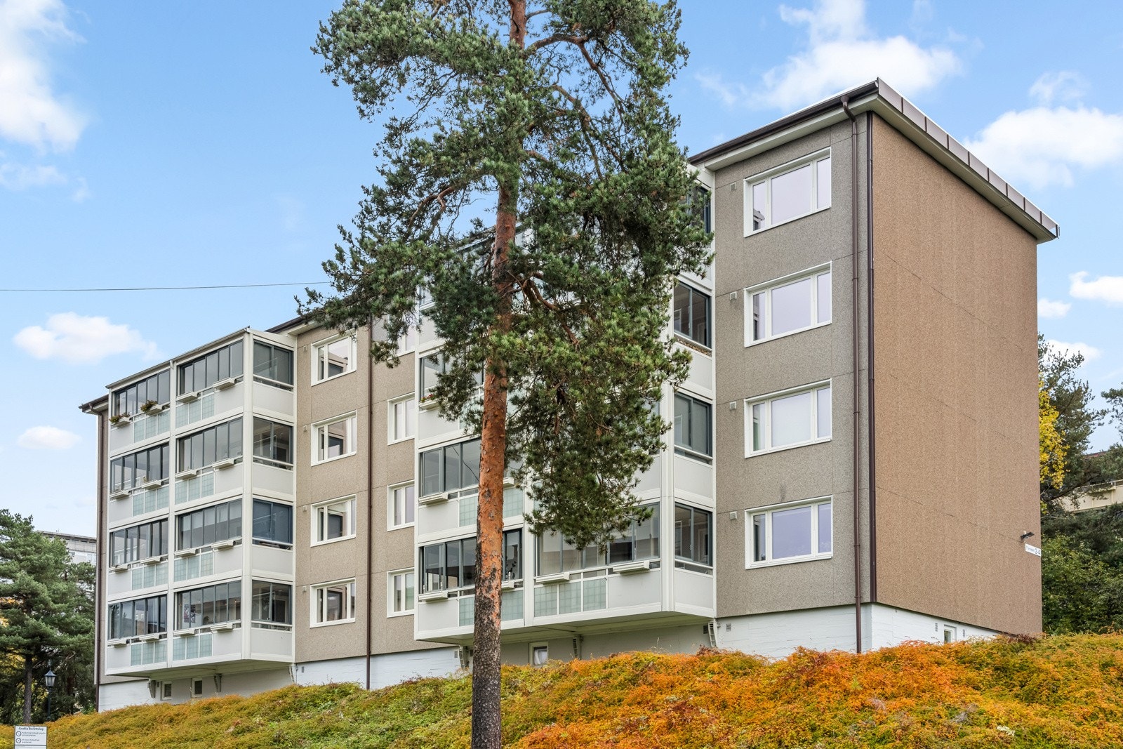 Boligblokken ligger i skrått terreng som skaper et fin utsikt fra 1. etasje. Blokken ligger plassert innerst i blindvei helt uten biltrafikk. Galleribilde