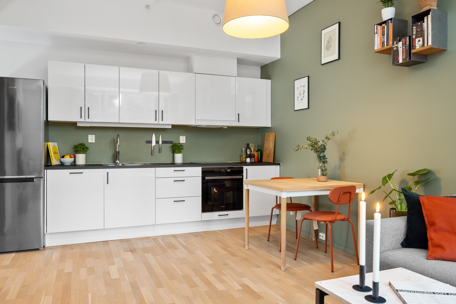 Leiligheten har en sosial og åpen stue/kjøkkenløsning. Galleribilde