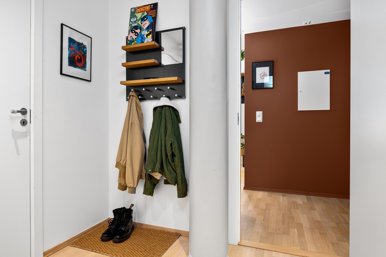 Lys og praktisk entrè med plass til å henge fra seg yttertøy. Galleribilde