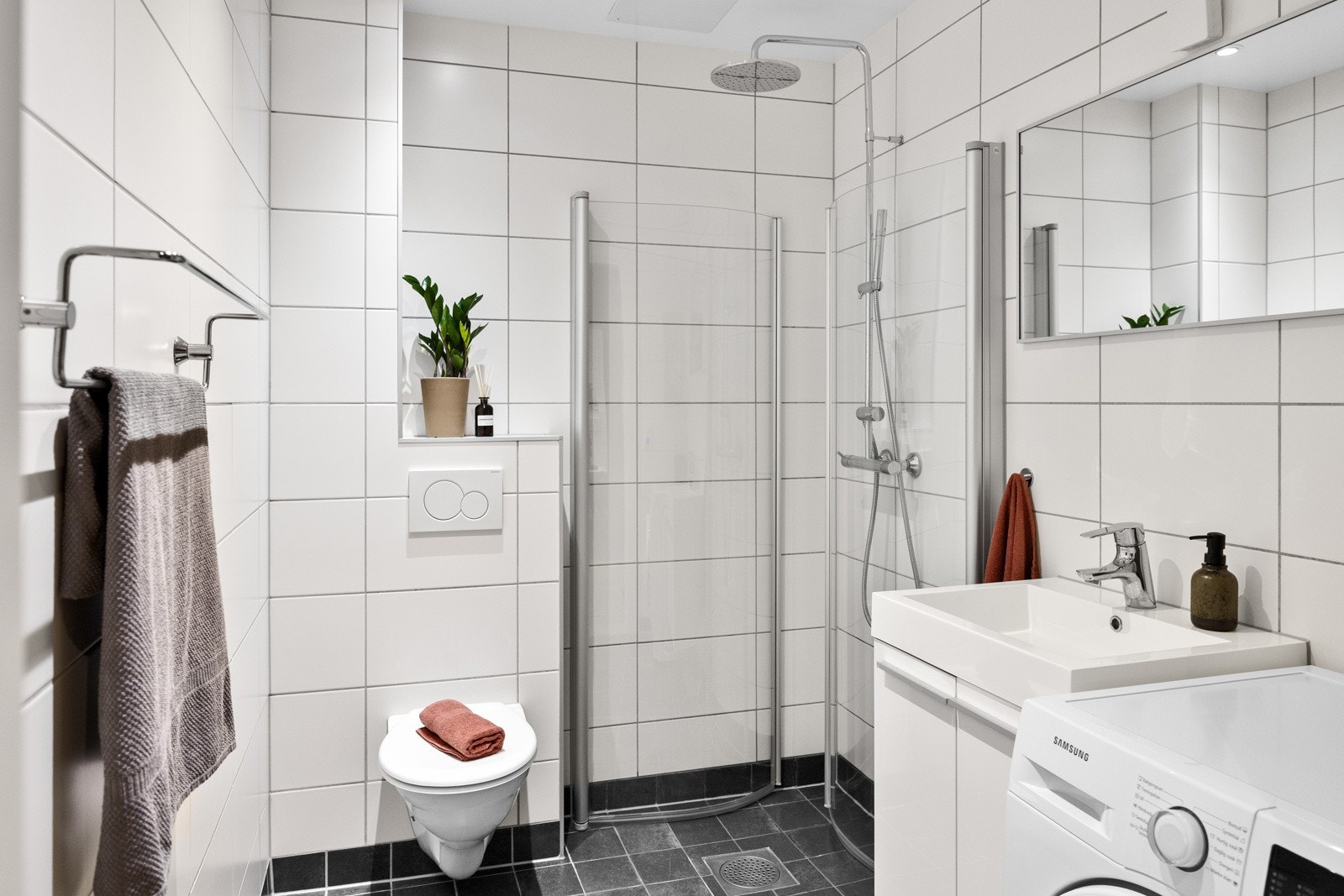 Romslig baderom fra 2014 med flislagte overflater. Galleribilde