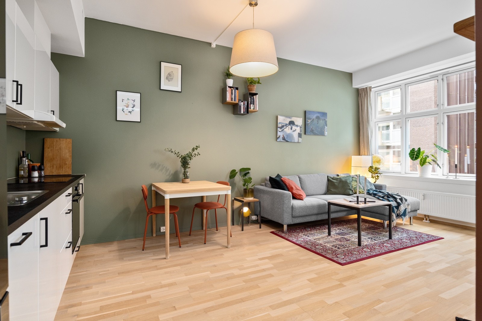 Leiligheten har en lys og innbydende stue med store, klassiske vinduer og 3-stavs eikeparkett på gulv. Parketten ble slipt og overflatebehandlet i 2022. Galleribilde