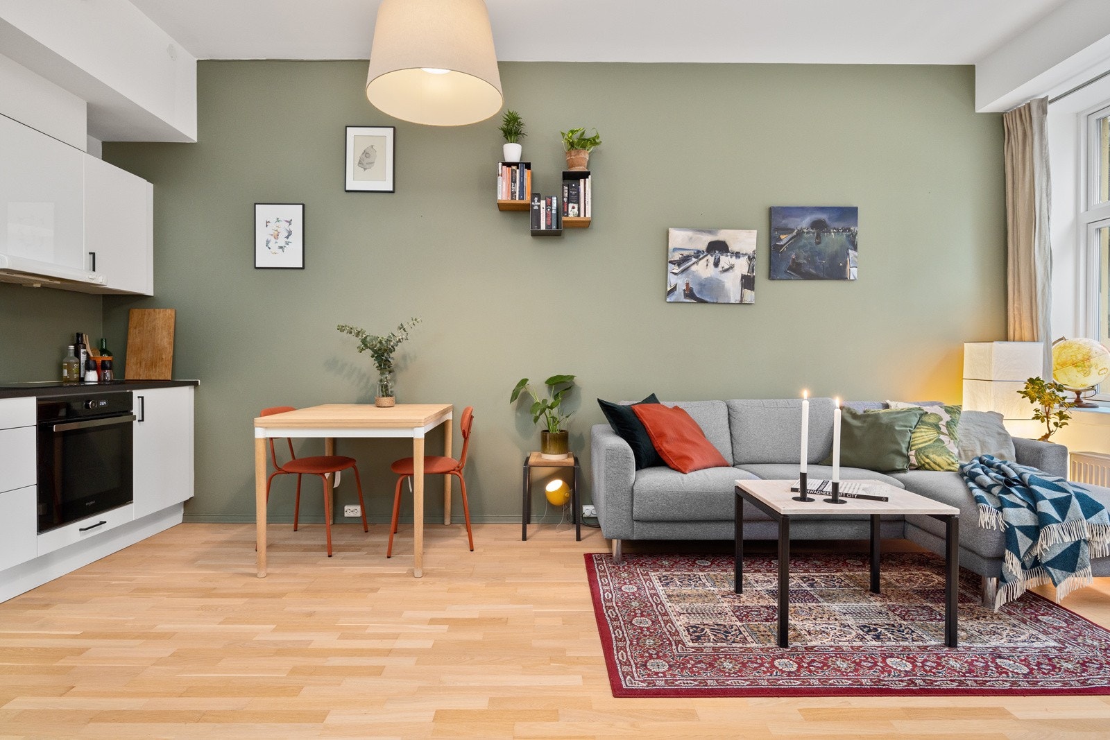 Romslig stue med god plass til sofa- og spisegruppe. Galleribilde