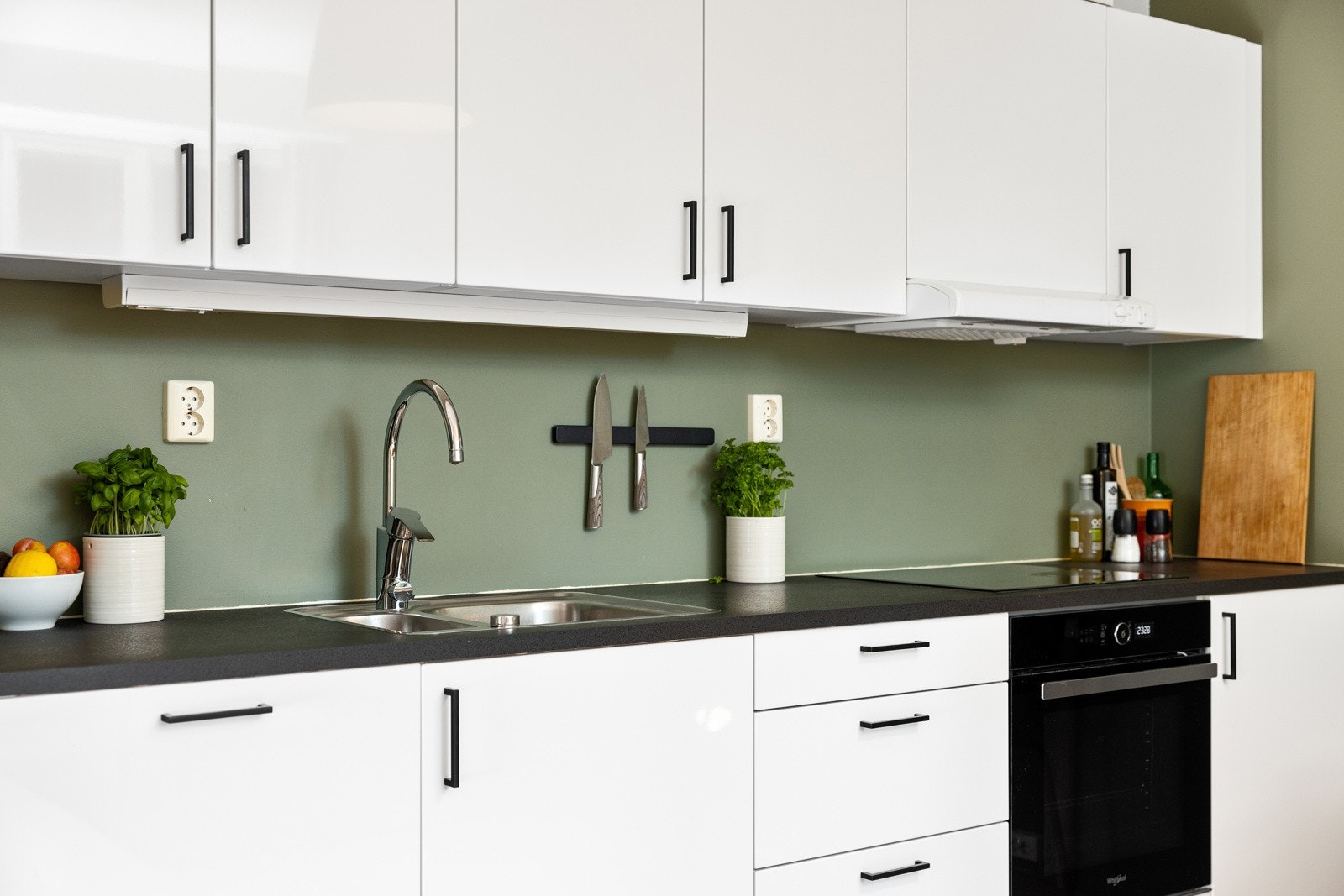 Stilren kjøkkeninnredning med slette fronter. Galleribilde