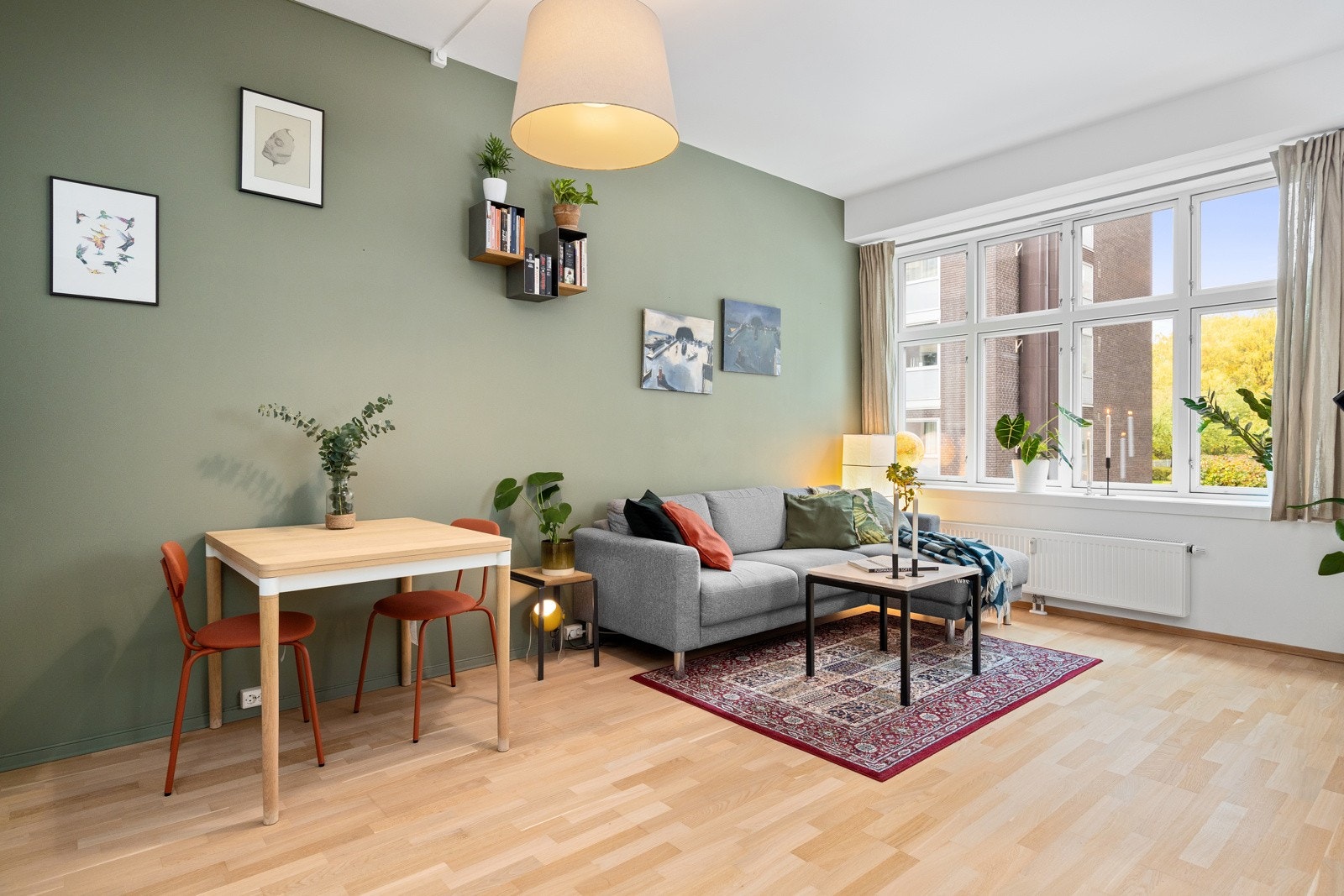 Boligen er malt i behagelige, tidsriktige farger. Brede vinduskarmer gir en romslig følelse. Galleribilde